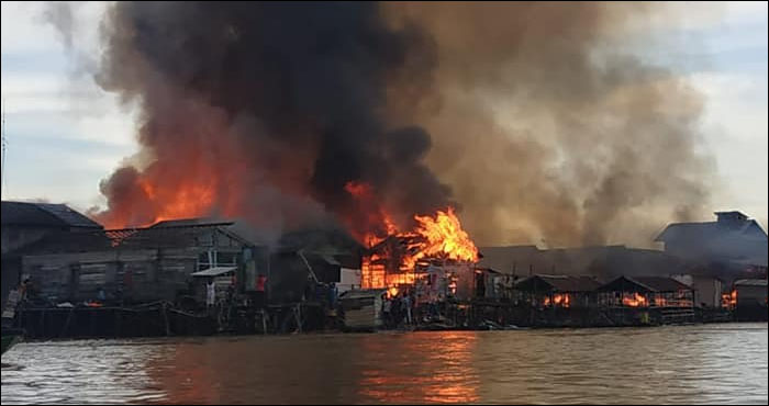 Kobaran api yang melahap rumah warga RT 3 desa Loa Duri Ulu saat dilihat dari arah Sungai Mahakam, Senin (16/12) pagi 