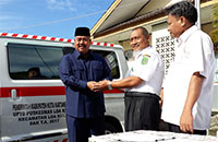 Plt Bupati Edi Damansyah menyerahkan kunci mobil ambulans kepada Kepala Puskesmas Loa Kulu H Nawawi