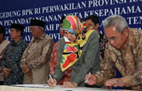Bupati Rita Widyasari menandatangani MOU dengan BPK RI Perwakilan Kaltim tentang Pengelolaan Sistem Informasi Untuk Akses Data bersama 12 Kabupaten/Kota lainnya se-Kaltim