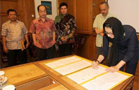 Bupati Rita Widyasari ikut menandatangani MOU konsorsium percepatan bandara khusus di Kukar