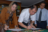 Bupati Kukar Rita Widyasari dan Direktur Tropifame Pte Ltd Lai Yui Ming Leo menandatangani MoU tentang pengembangan 
