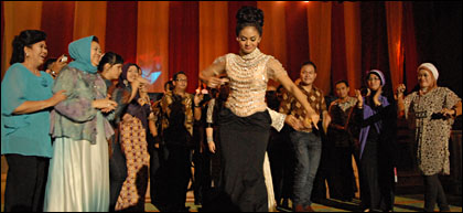 Aksi diva Indonesia, Krisdayanti, yang mengajak para hadirin bergoyang membawakan tembang dangdut bertajuk <i>Penasaran</i>