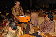 Suasana malam penggalangan dana bagi korban bencana Mentawai dan Yogyakarta beberapa waktu lalu