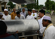 Pj Bupati Kukar dan sejumlah pengurus Ta'mir Masjid Agung Sultan Sulaiman memeriksa kelengkapan mobil jenazah bantuan Pemkab Kukar