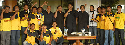 Sejumlah pengurus dan anggota Mitman foto bersama manajemen Mitra Kukar, Sekkab HM Aswin dan Ketua DPRD H Salehudin usai gelaran Bincang Sepakbola