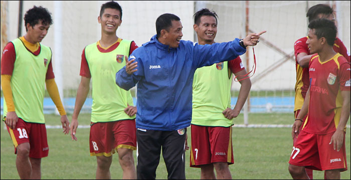 Pelatih Mitra Kukar Jafri Sastra saat memimpin latihan di Stadion Aji Imbut sebelum bertolak menuju Jawa Timur