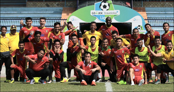 Para pemain Mitra Kukar tetap rileks saat menjalani latihan resmi di Stadion Surajaya, Lamongan, Minggu (20/08) pagi kemarin