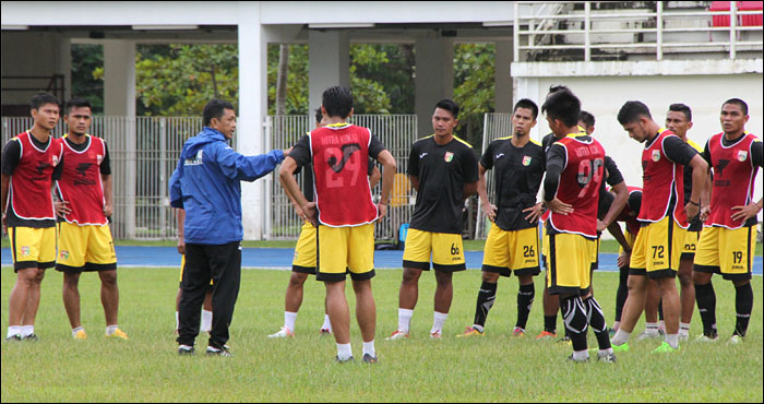 Pelatih Mitra Kukar Jafri Sastra memberikan arahan kepada para pemain dalam sesi latihan di Stadion Aji Imbut