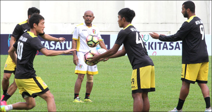 Pelatih Mitra Kukar Yudi Suryata mengamati para pemainnya melakukan latihan ringan di Stadion Aji Imbut, Kamis (12/10) pagi 