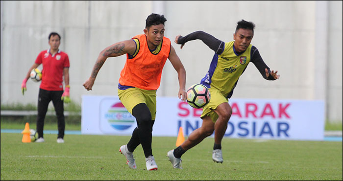 Dua pemain tengah Mitra Kukar, Dolly Gultom dan Dedi Hartono, berebut bola dalam sesi latihan di Stadion Aji Imbut