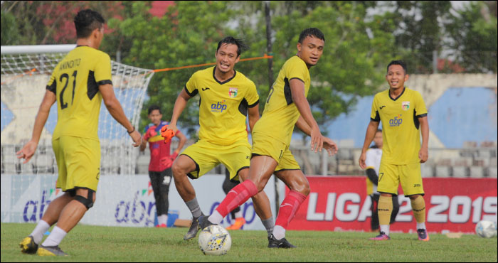 Para pemain Mitra Kukar saat berlatih di Stadion Rondong Demang, Selasa (23/07) sore
