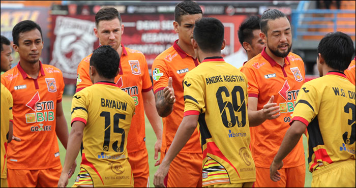Mitra Kukar (kuning) dan Borneo FC (jingga) saat bersua di Stadion Segiri pada putaran pertama