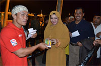 Bupati Rita Widyasari dan Wabup Ghufron Yusuf menunjukkan tiket VVIP yang dibeli sebelum memasuki Stadion Aji Imbut