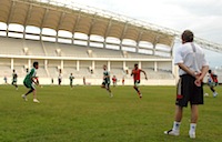 Pelatih Stefan Hansson saat memimpin latihan para punggawa Mitra Kukar di Stadion Aji Imbut 