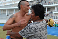 Manajer Tim Mitra Kukar Roni Fauzan memeluk top skor skuad Naga Mekes, Franco Hita, yang telah mengoleksi 5 gol bagi timnya