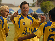 Franco Hita (tengah) usai mencetak gol perdana bagi Mitra Kukar saat menghadapi Semen Padang