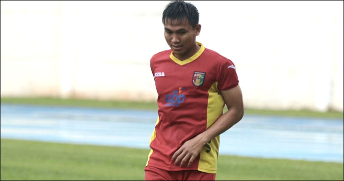 Mantan bek Persegres Gresik United, Herwin Tri Saputra, ikut latihan bersama Mitra Kukar sejak Rabu (02/08) sore