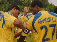 Kapten Tim Mitra Kukar Abunaw Lapula (kanan) dkk berambisi untuk meraup 3 poin dalam laga tandang menghadapi Persikota Tangerang