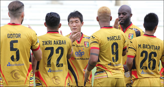 Tim Mitra Kukar dipastikan tidak diperkuat Sissoko (kedua dari kanan) dalam lawatan ke markas Semen Padang FC lantaran akumulasi kartu kuning yang diterima Sissoko