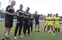 Pelatih Mitra Kukar Rafael Berges memberikan arahan kepada para pemainnya sebelum uji lapangan di Stadion Klabat