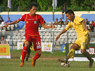 Ikrom Syafii (kanan) menyumbang satu gol pamungkas bagi kemenangan Mitra Kukar atas PSM Makassar
