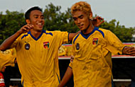 Fery Aman Saragih (kanan) usai mengeksekusi tendangan penalti ke gawang PSM. Mitra Kukar akhirnya sukses menggulung PSM Makassar setelah menang agregat 7-2