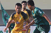 Arif Suyono dkk harus mengakui keunggulan Persatu Tuban setelah tumbang dengan skor 3-0