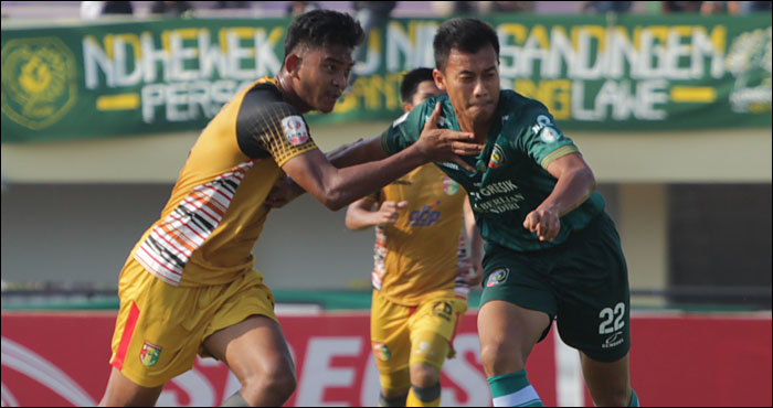 Striker Mitra Kukar M Rafli Mursalim mendapat kawalan ketat pemain bertahan Persatu Rico Sanjaya