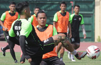 Pemain senior Ahmad Bustomi dan Atep terlibat perebutan bola dalam latihan di Stadion Gelora Delta