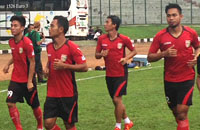 Pemain Mitra Kukar saat menjajal lapangan Stadion Siliwangi, Bandung, Jum'at (13/05) kemarin