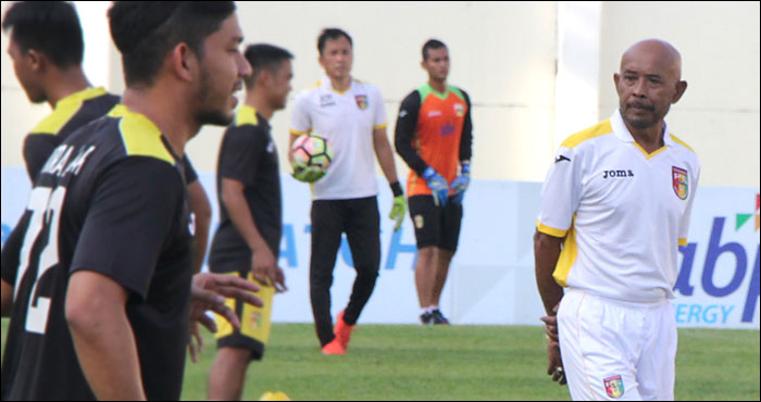 Yudi Suryata mengamati para pemain Mitra Kukar yang tengah melakukan latihan di Stadion Aji Imbut, Kamis (07/09) pagi