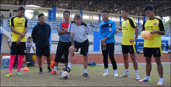 Pelatih Stefan Hansson (tengah) saat memberikan arahan kepada para pemain Mitra Kukar pada sesi latihan di Stadion Rondong Demang, Tenggarong