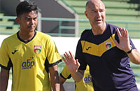 Rafael Berges Marin memberikan arahan kepada striker muda Mitra Kukar Rafli Mursalim