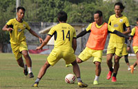 Pemain Mitra Kukar saat melakukan latihan akhir di Stadion Jenggolo Sidoarjo
