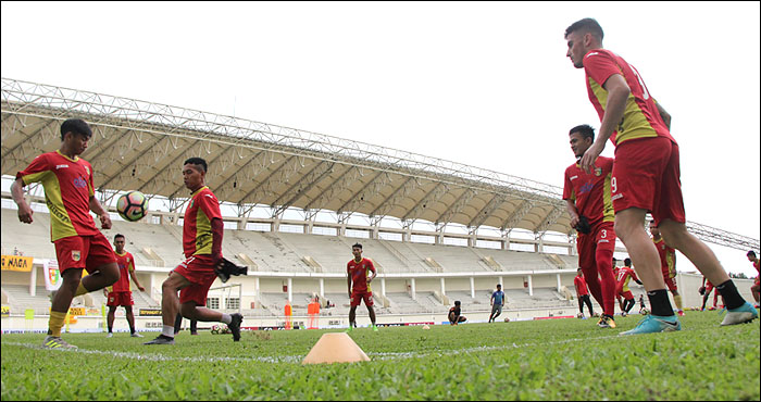 Pemain Mitra Kukar saat menjalani latihan di Stadion Aji Imbut, Senin (21/05) sore, sebagai persiapan akhir menghadapi PSMS