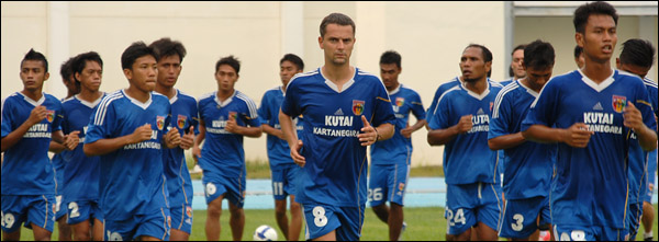 Para pemain Mitra Kukar melakukan pemanasan sebelum berlatih di Stadion Aji Imbut, Rabu (21/11) sore