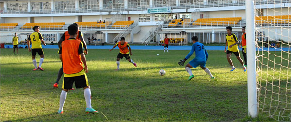 Para pemain Mitra Kukar saat kembali berlatih di Stadion Aji Imbut, Minggu (06/04) kemarin, sebagai persiapan menghadapi laga kandang kontra Persiba Balikpapan