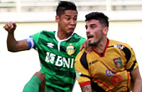 Striker Mitra Kukar Fernando Rodriguez duel di udara dengan pemain Bhayangkara FC