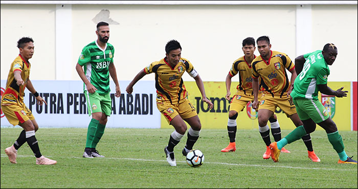 Kapten tim Bayu Pradana menggiring bola menjauhi jantung pertahanan Mitra Kukar