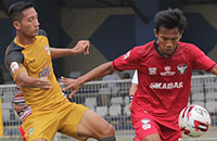 Gelandang Mitra Kukar Andre Agustiar berebut bola dengan pemain Madura FC 