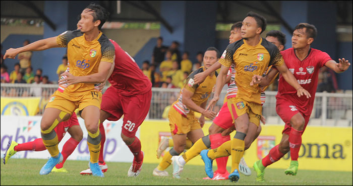 Mitra Kukar harus mengakui keunggulan tim tamu Madura FC di Stadion Rondong Demang