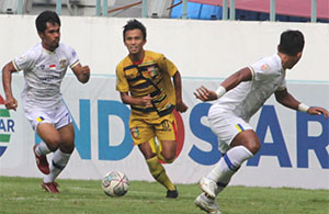 Para pemain Persiba mencoba menurup ruang gerak sayap Mitra Kukar, Sugiyanto Baitul Rohman