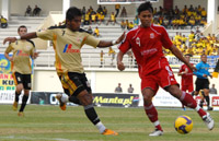 Zulham Zamrun berebut bola dengan mantan pemain Mitra Kukar, Dodok Anang Zuanto