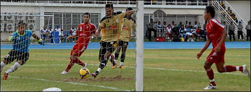 Jajang Mulyana saat mencetak gol semata wayang bagi kemenangan Mitra Kukar atas Deltras FC