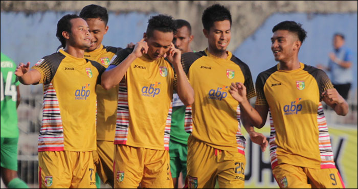 Pemain Mitra Kukar menyambut gol yang diciptakan Anindito Wahyu lewat titik putih