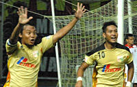 Hamka Hamzah (kiri) sukses mencetak gol semata wayang bagi kemenangan Mitra Kukar atas Pelita Jaya
