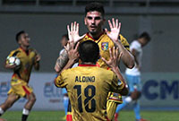 Fernando Rodriguez dan Aldino Herdianto merayakan gol penyama kedudukan di menit 89