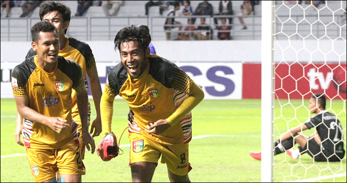 Para pemain Mitra Kukar merayakan gol penyeimbang yang dicetak Syahroni pada menit 70'