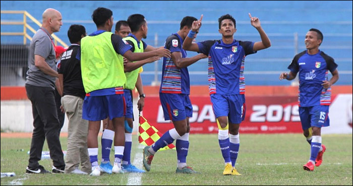 Para pemain dan ofisial Mitra Kukar merayakan gol yang dicetak Rifan Nahumarury ke gawang Persis Solo 
