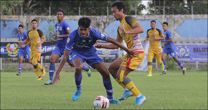 Arif Suyono terlibat duel perebutan bola dengan pemain Persiba Balikpapan di Stadion Rondong Demang, Tenggarong, Senin (21/10) sore 